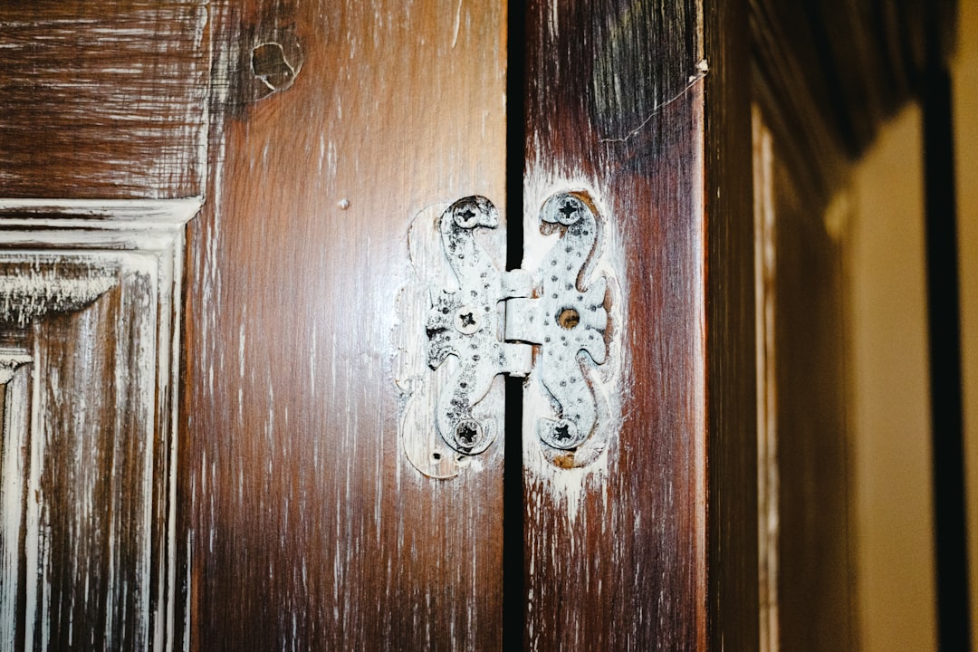 installing door hinges